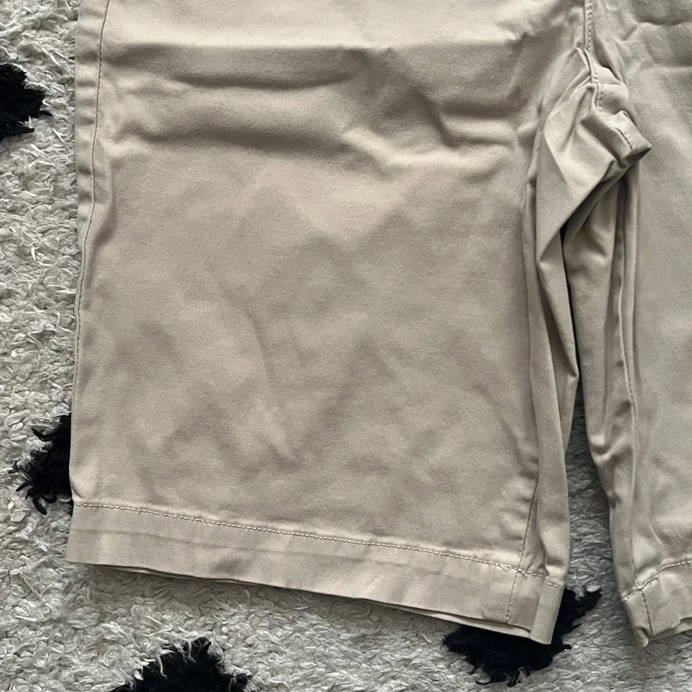 NYDJ women’s size 6 beige Flat Front Shorts